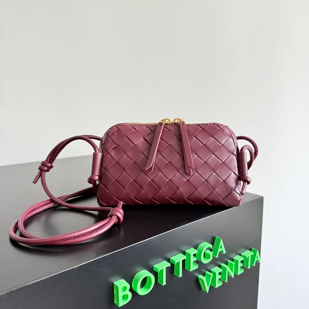 Batch 1260 BV new mini bag ceiling Bottegaveneta new Concert Pouch bag is small and has a large capacity. It can hold a Pro max mobile phone. The shoulder strap is adjustable for cross-body carry. It is very cost-effective when carried on one shoulder. The latest small bag in autumn has a lot of capacity. It can hold 4 short clips. I also tried it and it can hold one of my fists. It is cute, the capacity is touching and the length of the shoulder strap is adjustable for daily commuting. Full score 10 #bv woven bag Style number: 794258 Size: 18.5*11.5*8.5cm